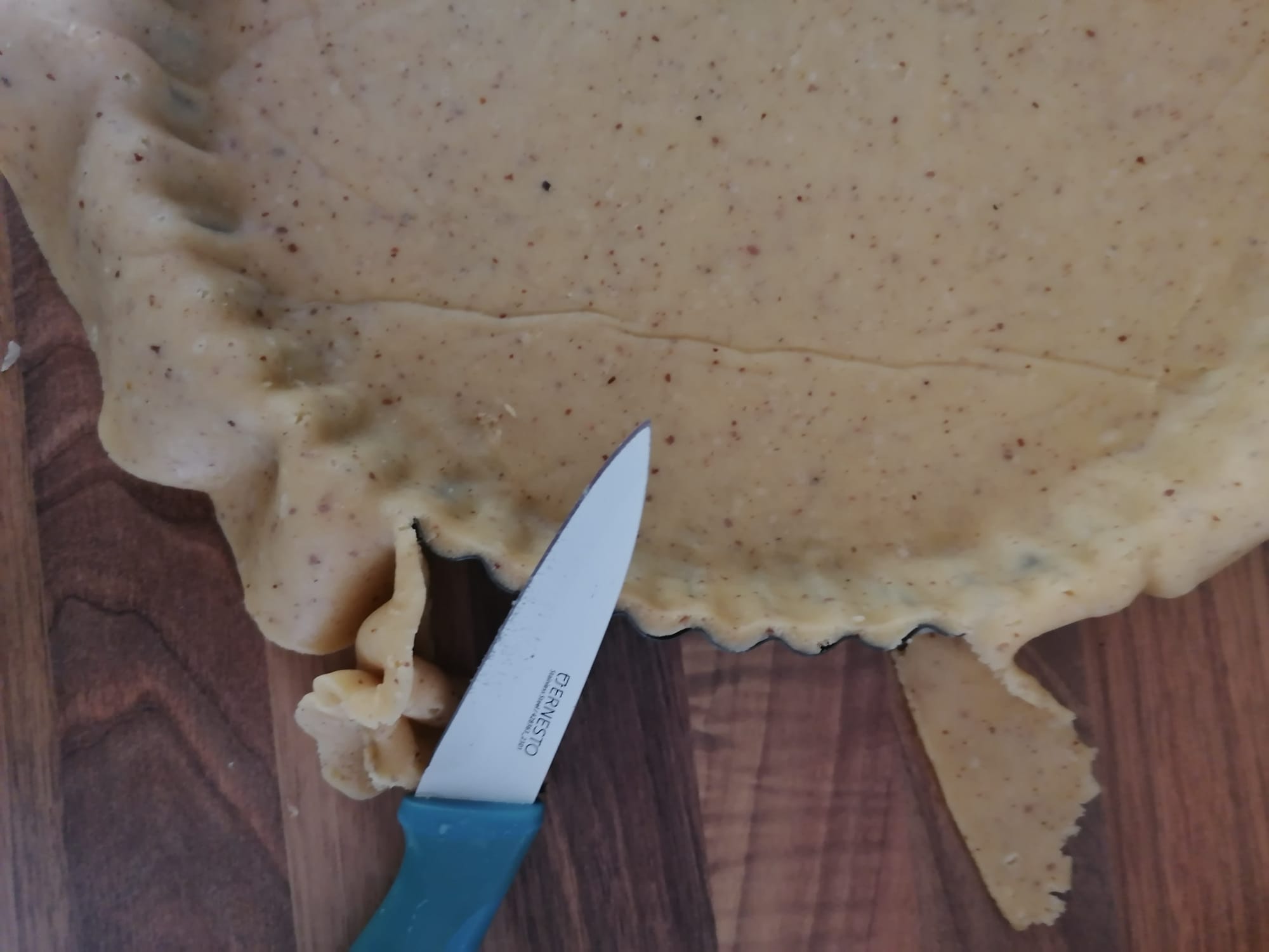 Vytvarování křehkého těsta do tartové formy a oříznutí přesahů nožem