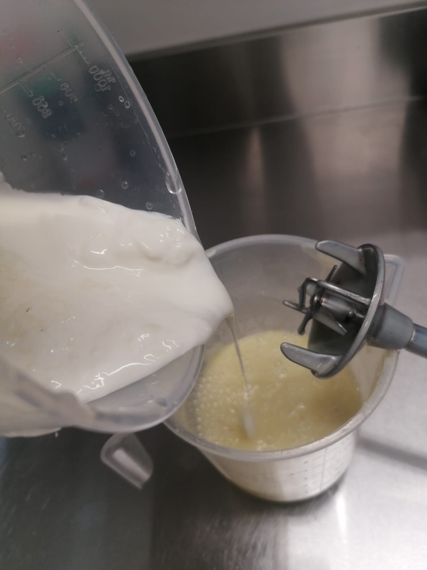 Emulgace studené smetany do vanilkové ganache ponorným mixérem do hladké konzistence