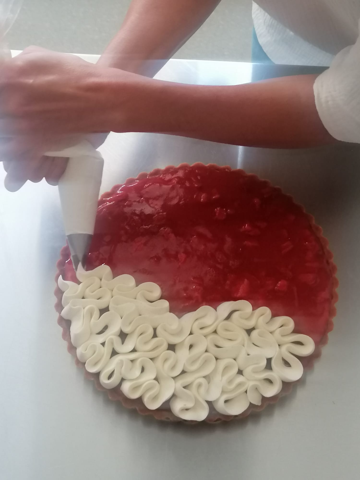 Zdobení tartu vyšlehanou vanilkovou ganache z cukrářského sáčku